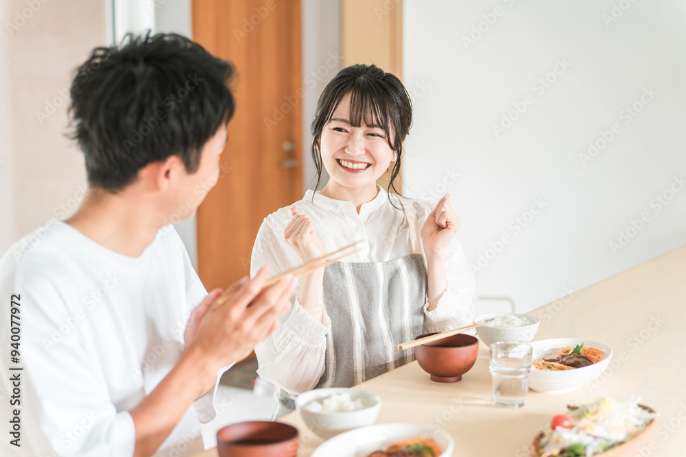 家で食事をして妻を褒める夫婦・カップル(美味しい・自炊)
家で食事をして妻を褒める夫婦・カップル(美味しい・自炊)
