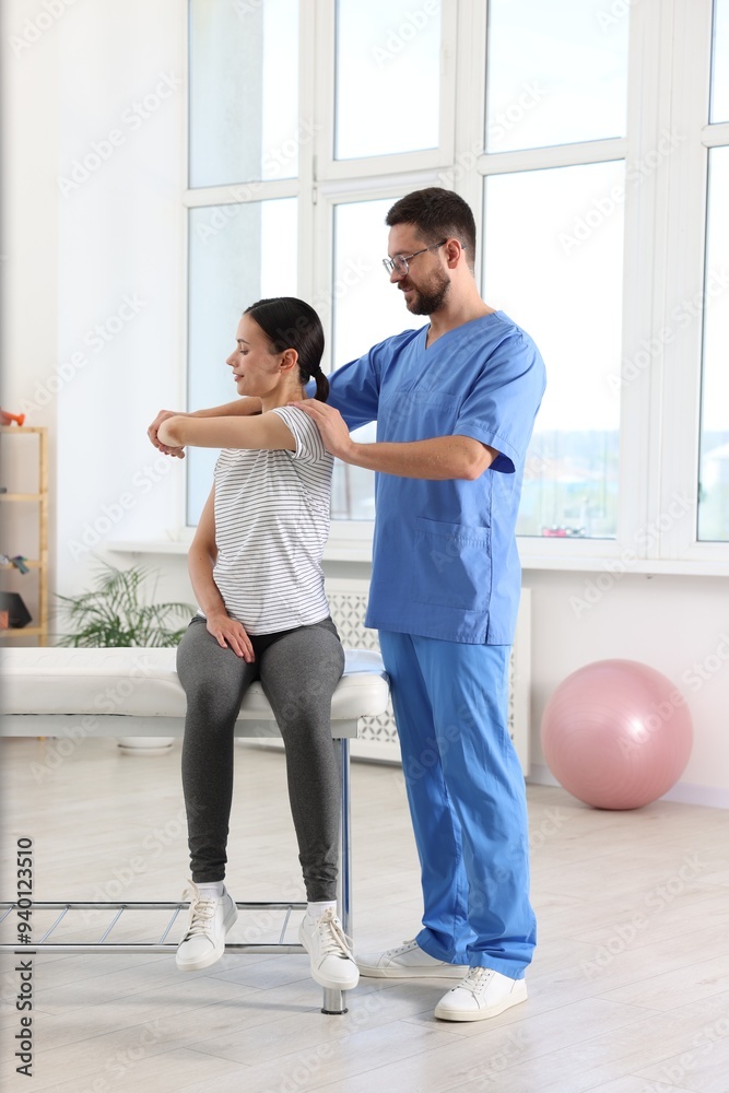 Obraz premium Physiotherapist working with patient in rehabilitation center