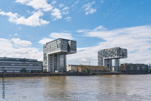 moderne Wohnhäuser, Kranhäuser im Rheinauhafen in Köln, gesehen vom Wasser aus