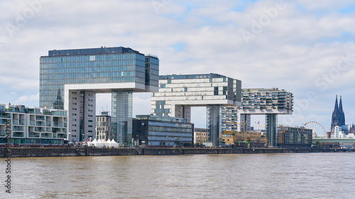 moderne Wohnhäuser, Kranhäuser im Rheinauhafen in Köln, gesehen vom Wasser aus