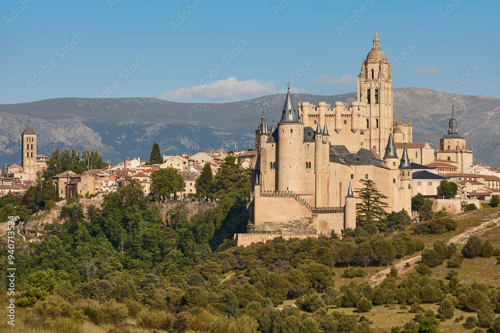 Fototapeta premium Castle and cathedral in Segovia skyline. Medieval city in Spain