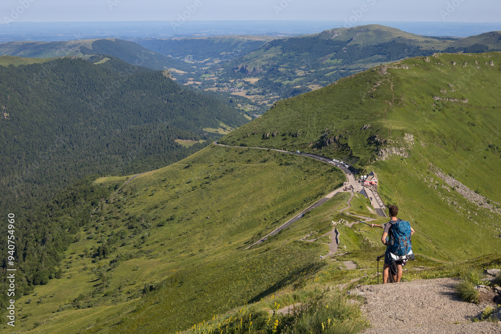 ascension du Puy Mary dans le Cantal depuis le Col routier du Pas de Peyrol en empruntant un sentier aménagé ascension du Puy Mary dans le Cantal depuis le Col routier du Pas de Peyrol en empruntant un sentier aménagé