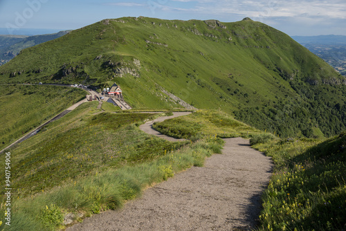 ascension du Puy Mary dans le Cantal depuis le Col routier du Pas de Peyrol en empruntant un sentier aménagé photo