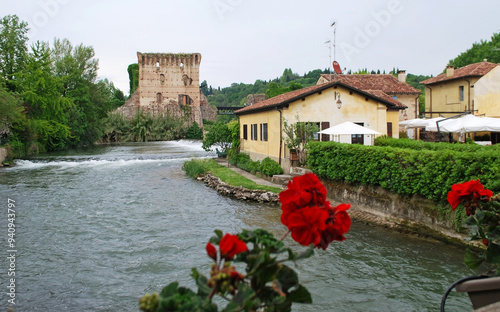 Il villaggio di Borghetto sul Mincio nel comune di Valeggio sul Mincio in provincia di Verona, Veneto, Italia. photo