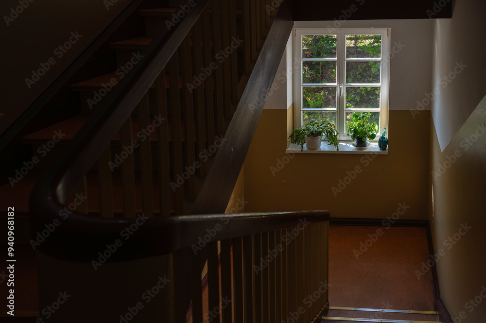 Fenster mit Blumentöpfen in einem Treppenhaus