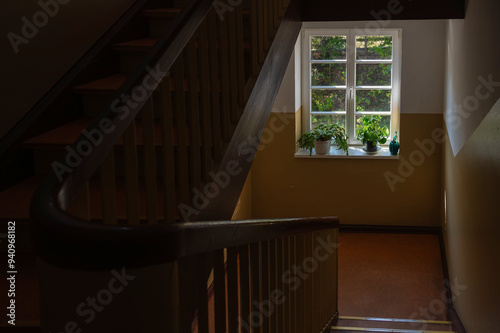 Obraz na płótnie Fenster mit Blumentöpfen in einem Treppenhaus w salonie