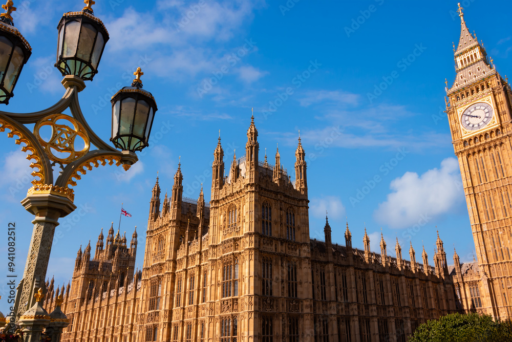 Fototapeta premium Houses of parliament and Big Ben in London, England. Famous landmark and tourist attraction
