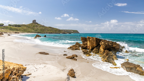Sardinien, schroffe Felsen und ein Feuerwerk der Farben