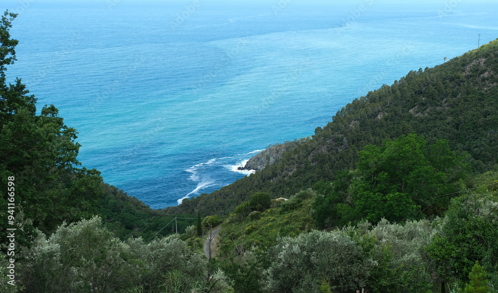 Panorama della costa del Mar Ligure da Monteggiori nel territorio comunale di Bonassola in provincia di La Spezia, Liguria, Italia. Panorama della costa del Mar Ligure da Monteggiori nel territorio comunale di Bonassola in provincia di La Spezia, Liguria, Italia.