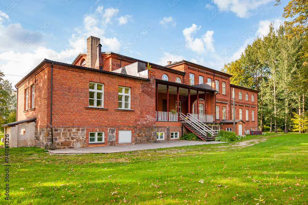 Obraz premium Red brick manor in Allikukivi, Estonia. Backyard.