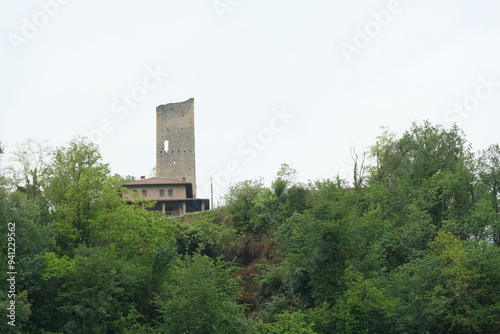 La torre che sovrasta Santo Stefano Belbo in provincia di Cuneo, Piemonte, Italia.