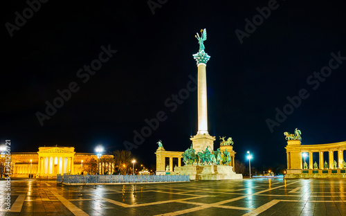 Obraz na płótnie The colonnade and the pillar of the Millennium Monument on Heroes Sqaure and Fine Arts Museum, Budapest, Hungary w salonie