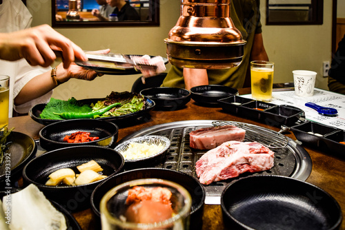 釜山の焼き肉店で懇親会をする