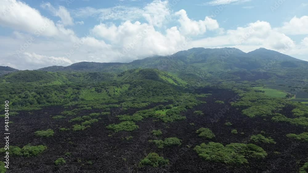 El Ceboruco Nayarit se encuentra al sur y es parte del eje neovolcánico mexicano. Cuenta con una lava extrañamente negra que cubre una carretera por ambos lados. es la erupción de un volcán. 