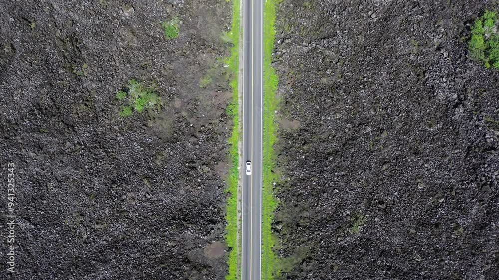 El Ceboruco Nayarit se encuentra al sur y es parte del eje neovolcánico mexicano. Cuenta con una lava extrañamente negra que cubre una carretera por ambos lados. es la erupción de un volcán. 