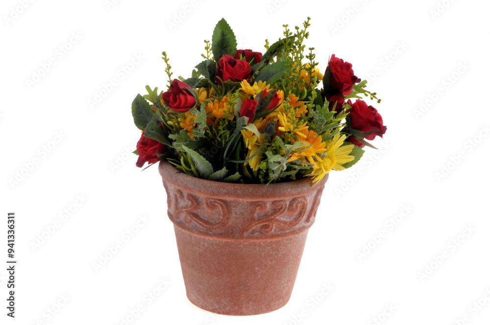 Bouquet de fleurs en plastique dans un pot en gros plan sur fond blanc Bouquet de fleurs en plastique dans un pot en gros plan sur fond blanc