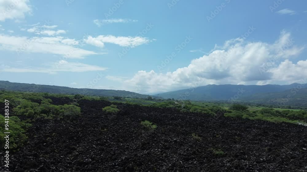 El Ceboruco Nayarit se encuentra al sur y es parte del eje neovolcánico mexicano. Cuenta con una lava extrañamente negra que cubre una carretera por ambos lados. es la erupción de un volcán. 