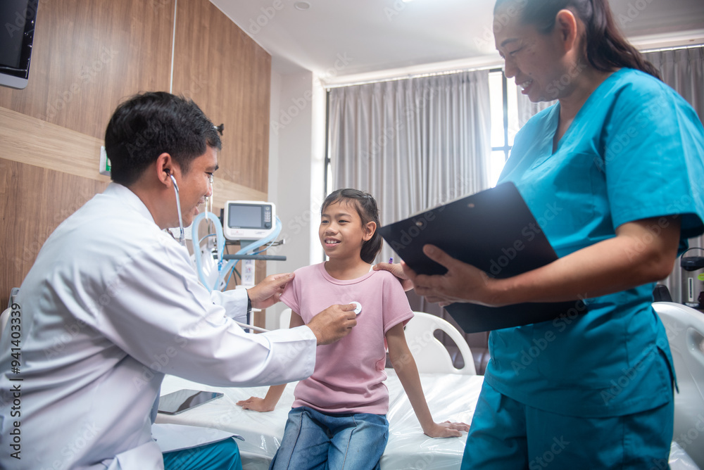 Fototapeta premium A team of doctors and nurses are working to treat a female patient in the patient's room.