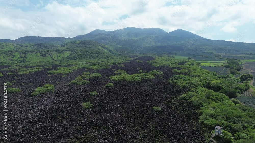 El Ceboruco Nayarit se encuentra al sur y es parte del eje neovolcánico mexicano. Cuenta con una lava extrañamente negra que cubre una carretera por ambos lados. es la erupción de un volcán. 