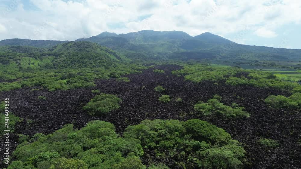 El Ceboruco Nayarit se encuentra al sur y es parte del eje neovolcánico mexicano. Cuenta con una lava extrañamente negra que cubre una carretera por ambos lados. es la erupción de un volcán. 