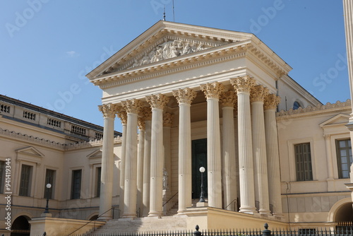 Vue ext  rieur de face du palais de justice de Montpellier en France  dans l H  rault  en r  gion Occitanie. Photo prise le 25 ao  t 2024. Construction de style n  oclassique avec de grandes colonnes.