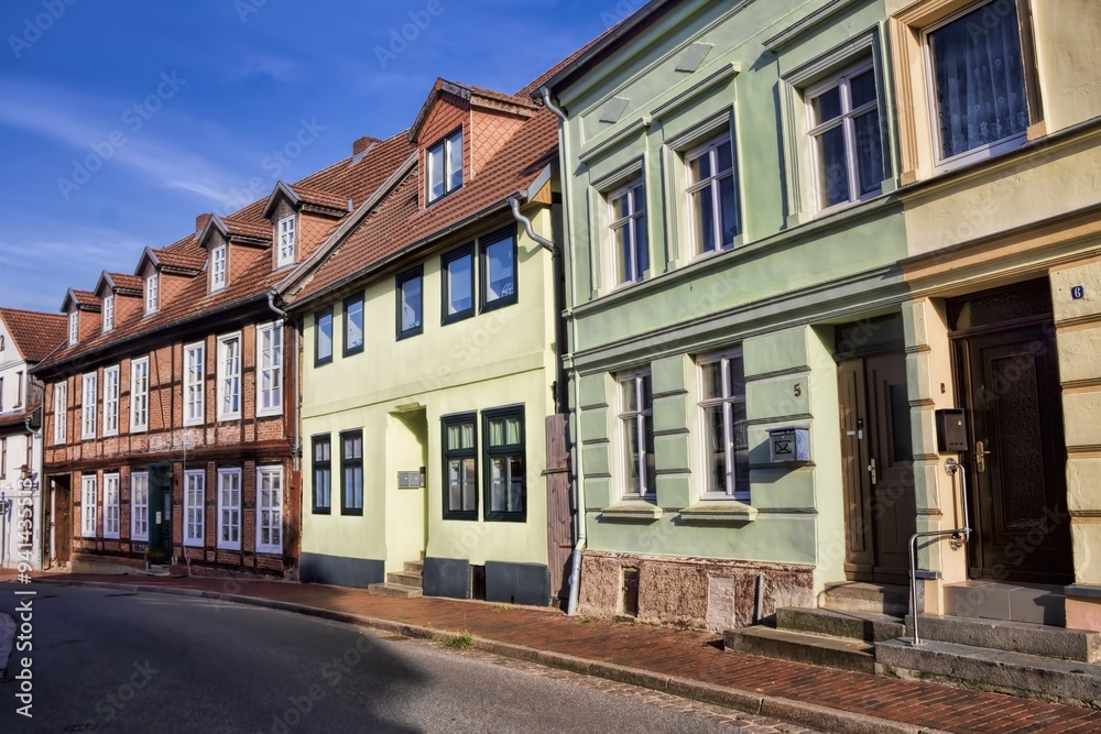 parchim, deutschland - sanierte häuserzeile in der altstadt mit moltkehaus parchim, deutschland - sanierte häuserzeile in der altstadt mit moltkehaus