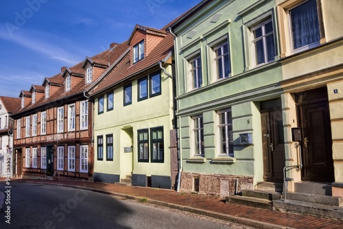 Obraz na płótnie parchim, deutschland - sanierte häuserzeile in der altstadt mit moltkehaus w salonie