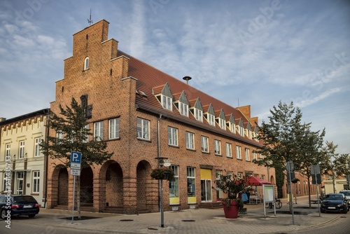 ludwigslust, deutschland - stadtzentrum mit giebelhaus aus backstein