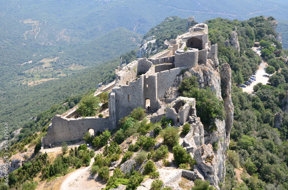Fototapeta premium VESTIGES DU CHÂTEAU CATHARES DE PEYREPERTUSE XI éme SIÈCLE
