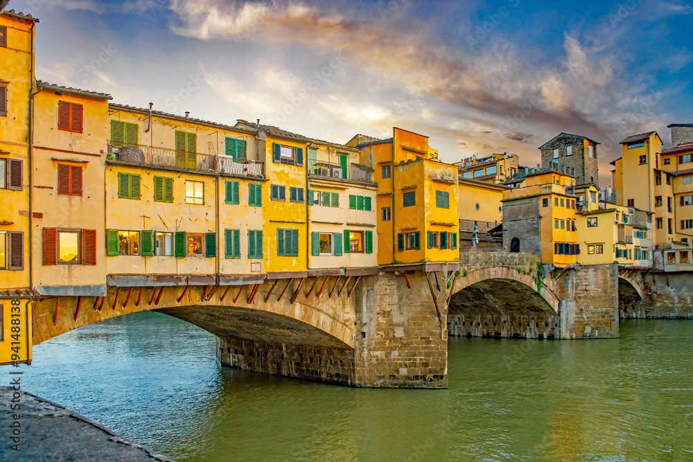 Blick auf Ponte Vecchio, die älteste Brücke über den Fluss Arno, Florenz, Italien Blick auf Ponte Vecchio, die älteste Brücke über den Fluss Arno, Florenz, Italien