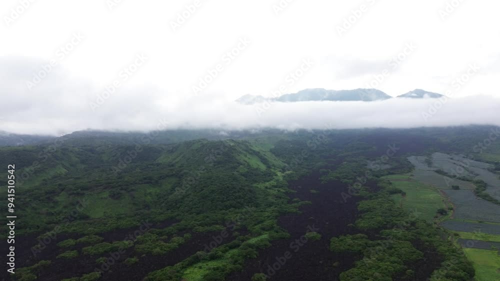 El Ceboruco Nayarit se encuentra al sur y es parte del eje neovolcánico mexicano. Cuenta con una lava extrañamente negra que cubre una carretera por ambos lados. es la erupción de un volcán. 