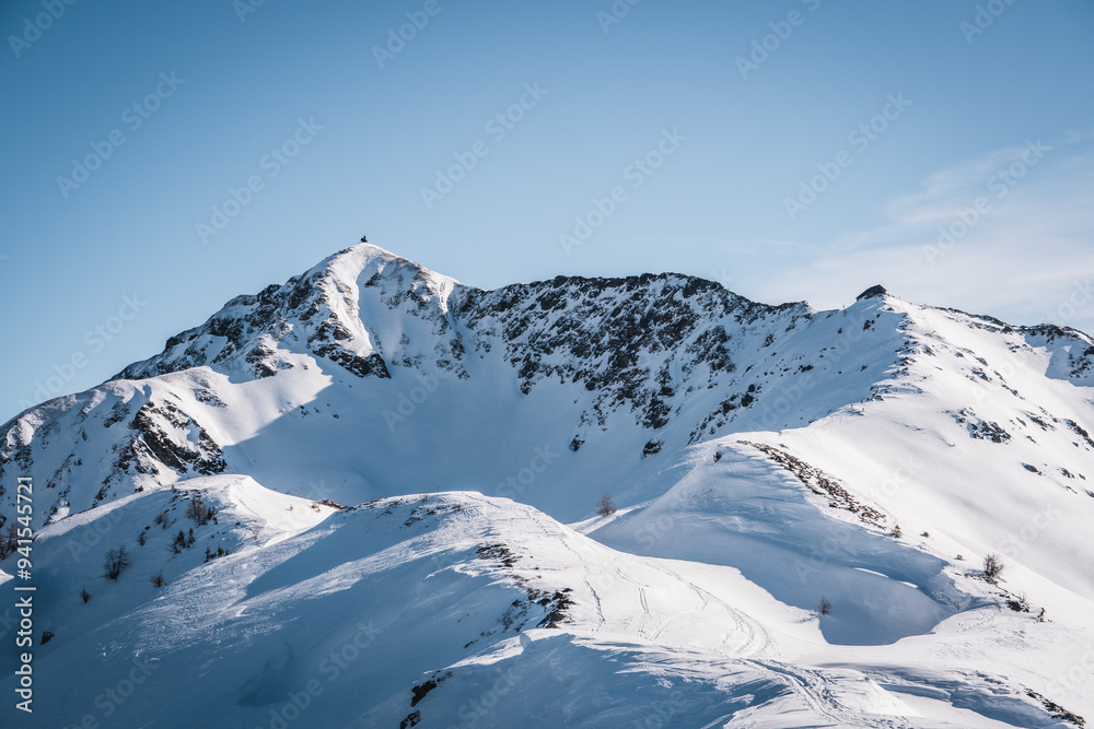 Obraz premium Verschneiter Berg mit Hütte