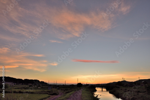 夕焼けに染まる田園風景