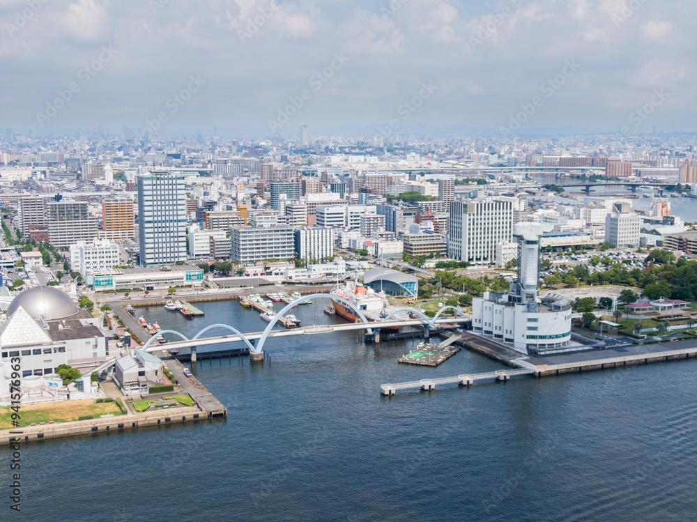 Obraz premium 名古屋港の湾岸埠頭の空撮(2024年8月)