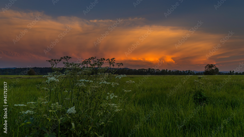 Obraz premium Aufnahme einer riesigen Regenwolke im Abendlicht