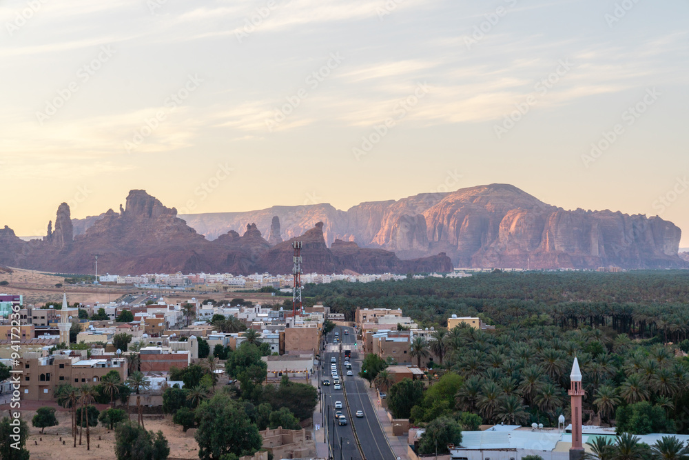 Obraz premium Ausblick auf AlUla die Landschaft und Berge dahinter und die Hauptstraße im Wüstenland AlUla Medina Saudi-Arabien bei Sonnenuntergang und 