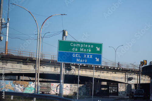 Foto placa da entrada de uma favela muito perigosa no rio de janeiro Complexo da Mar