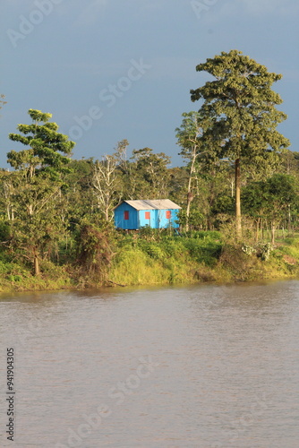 Casa em rio na Amazonia photo