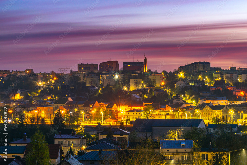 Nocna panorama miasta Starachowice z kolorowym niebem i podświetlonymi budynkami