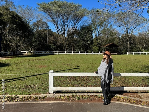 mulher vaqueira turista em area rural  photo