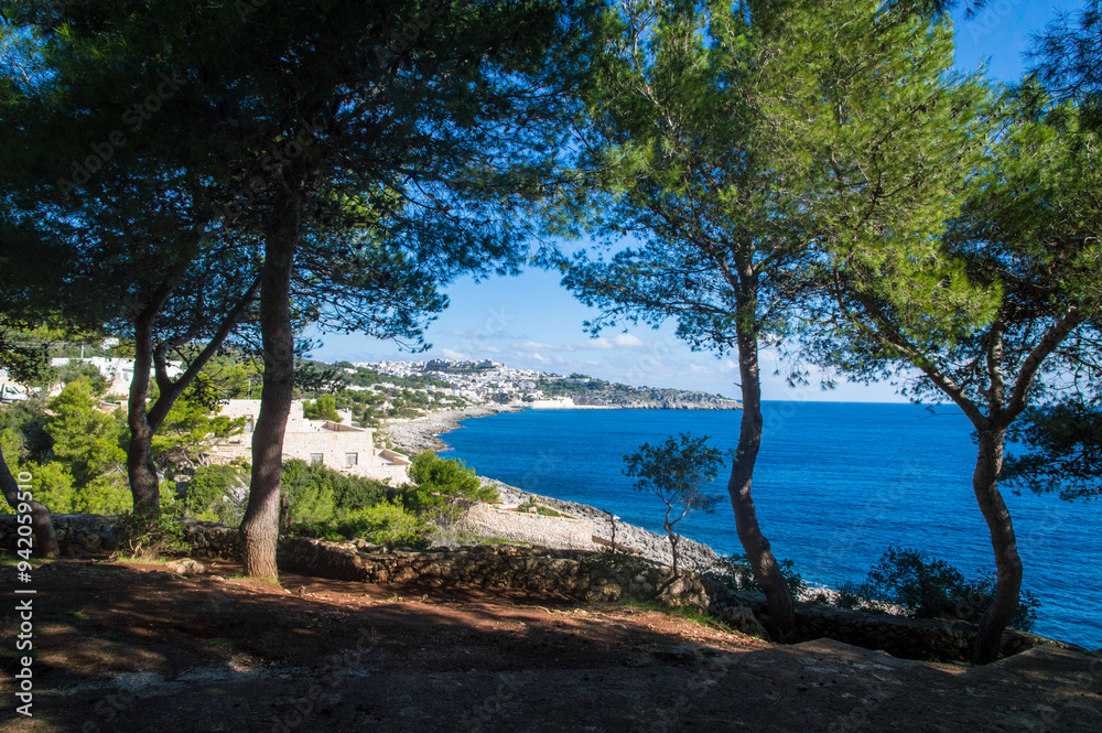 La costa dopo Castro, borgo marinaro lungo il Cammino del Salento che da Lecce porta a Santa Maria di Leuca La costa dopo Castro, borgo marinaro lungo il Cammino del Salento che da Lecce porta a Santa Maria di Leuca
