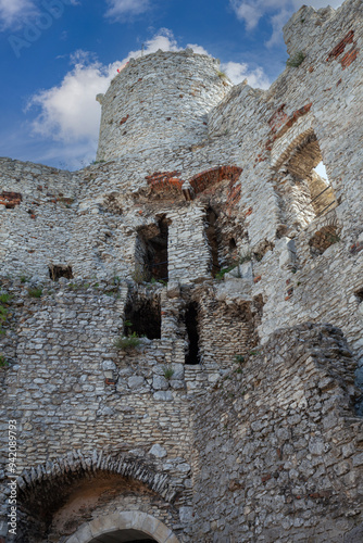 Obraz na płótnie Ruins of 14th century medieval castle; Ogrodzieniec Castle, Ogrodzieniec; Podzamcze, Poland w salonie