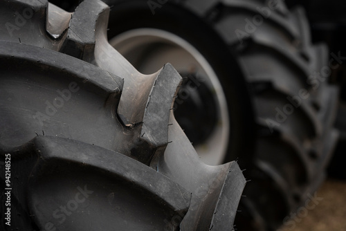 Rueda de tractor photo