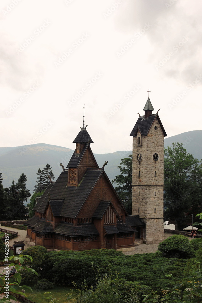 Drewniany kościół Wang w stylu Skandynawskim w Karpaczu w Polsce z wieżą dzwonnicą Drewniany kościół Wang w stylu Skandynawskim w Karpaczu w Polsce z wieżą dzwonnicą