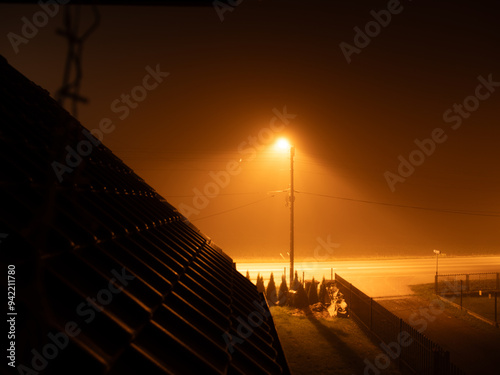 Noc latarnie droga mgła, oświetlenie drogi w nocy, lampy sodowe, pomarańcz, światło
