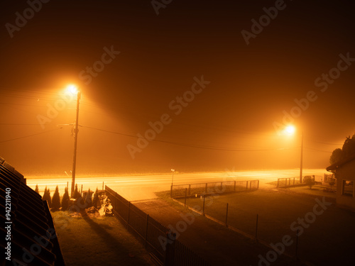 Noc latarnie droga mgła, oświetlenie drogi w nocy, lampy sodowe, pomarańcz, światło