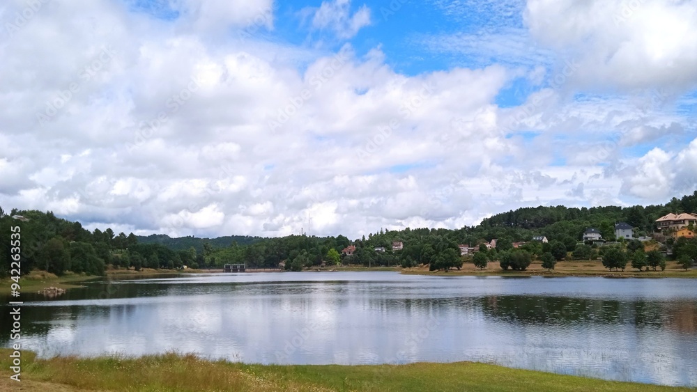 Embalse de Cachamuíña en Ourense, Galicia Embalse de Cachamuíña en Ourense, Galicia