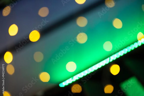 Decoração de luzes festivas em bokeh. Luzes fora do foco para fundo. Decoração natalina.  photo