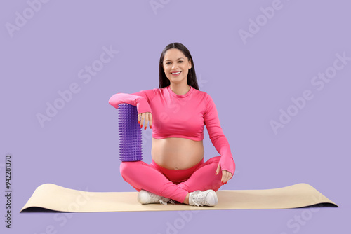 Sporty pregnant woman with ...