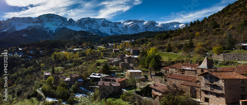 Panorámica de la sierra del Cadí, desde el pequeño pueblo pirenaico de El Querforadat